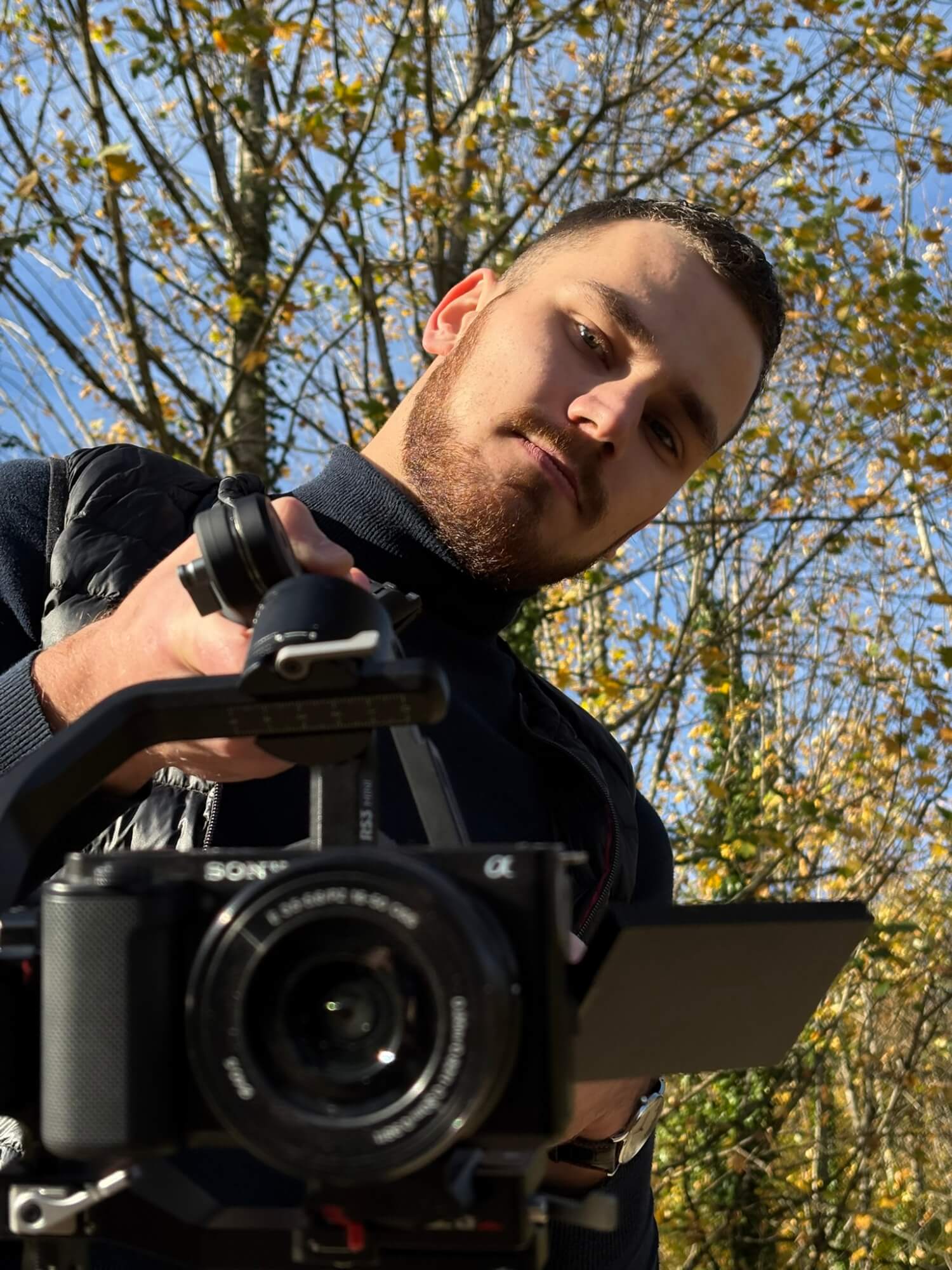 Portrait d'Ethan, vidéaste, caméra à l'épaule