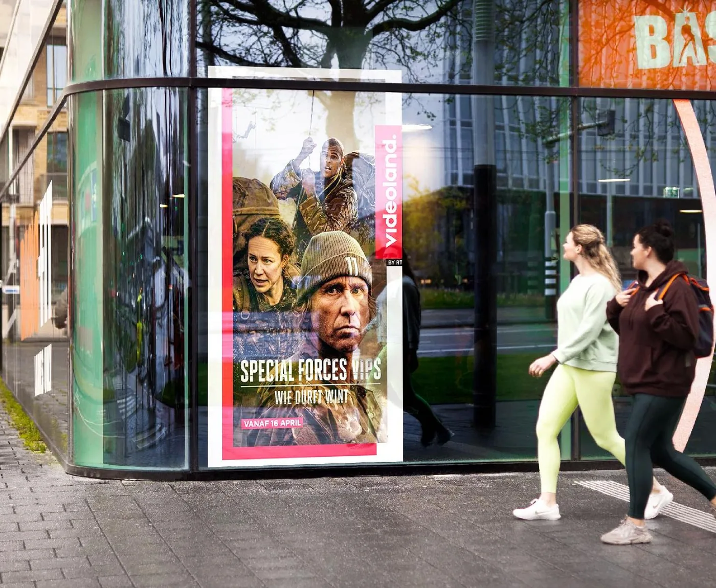 Écran grand format tourné vers la rue, derrière la vitrine du club